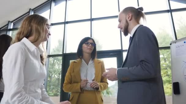 Başarılı genç girişimci tartışma konferans salonunda. Şehir toplantı odası gelecekteki finansman hedeflerini tartışmak toplantı. Üzerinde tartışma yeni fikirler çalışmakta olan iş, ofis çalışanları — Stok video