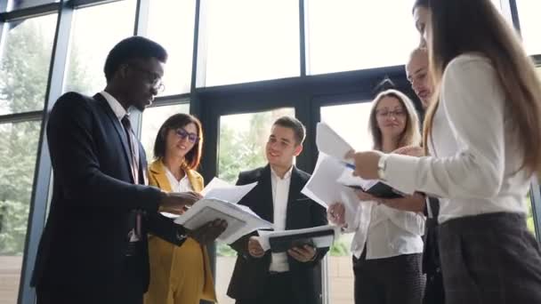 Reunión de negocios de jóvenes exitosos discutiendo una nueva empresa de desarrollo de planificación. Equipo empresarial seguro y atractivo en la gestión de reuniones en la oficina — Vídeo de stock