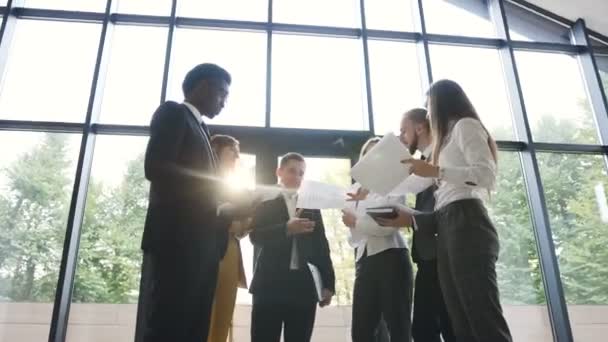 Jonge Business Team Zijn Financiële Rapporten Grafieken Grafieken Aan Manager — Stockvideo