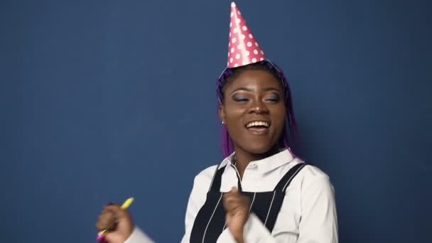 Mujer Africana Feliz Sombrero Cumpleaños Rosa Camisa Blanca Bailando Silbando — Vídeo de stock