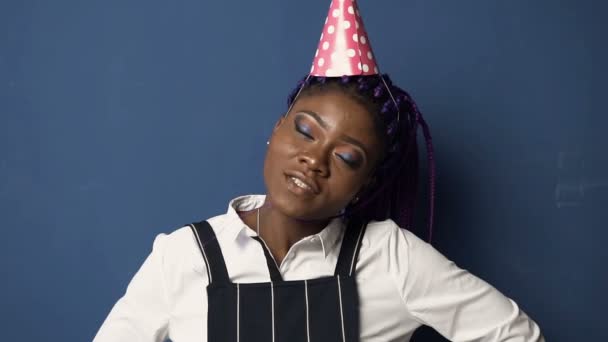 Nära Upp Skott Stilig Afrikansk Flicka Födelsedag Hatt Leende Till — Stockvideo