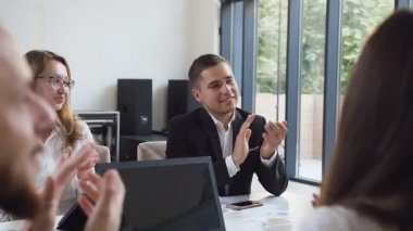 Grup iş adamları tebrik iş meslektaşım kişilik ışık ofisinde toplantıda konferans başarılı sunumu ile alkış