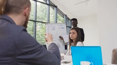 Afrika kökenli Amerikalı işadamı beyaz istemcilere veren tanıtım danışmanlık cevaplar farklı sorular meslektaşları ile yükselen grafikler mali istatistikleri rapor sunma,