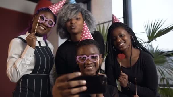 Retrato de cuatro chicas africanas haciendo selfie en el teléfono inteligente . — Vídeos de Stock