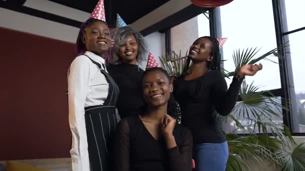 Glückliche afrikanische Mädchen drehen Video auf dem Smartphone während der Geburtstagsparty. — Stockvideo