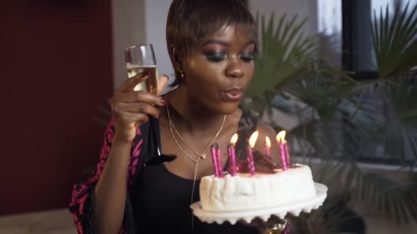 Portret Strzał Piękna Dziewczyna Afryki Champanage Szkła Świeczki Tort Urodzinowy — Wideo stockowe
