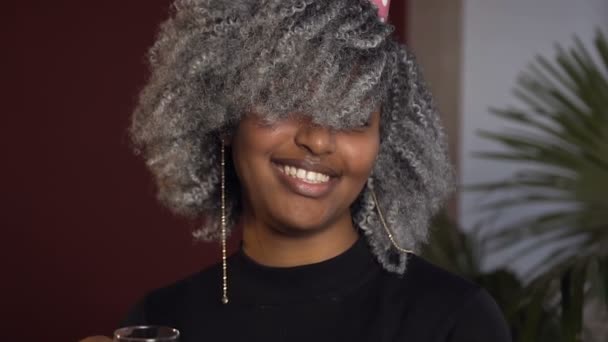 Close Shot Young African Woman Curly Hair Pink Hat Smiling — Stock Video