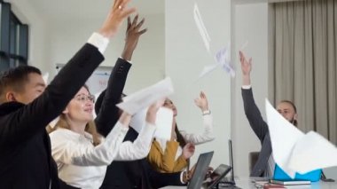 Başarılı çok ırklı iş takım belgeleri raporları toplantı ve şirket yeni başarı kutlama sırasında atma. Başarılı iş takım vasıl belgili tanımlık yazıhane