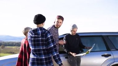 macera arkadaşlar, dağlar ve yönleri kontrol haritası arıyorsunuz araba yanında duran kız yaklaşan ve bahsediyoruz erkek arkadaşları kucaklayan. Açık havada