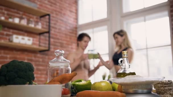 Retrato tiro de comida na mesa na cozinha . — Vídeo de Stock