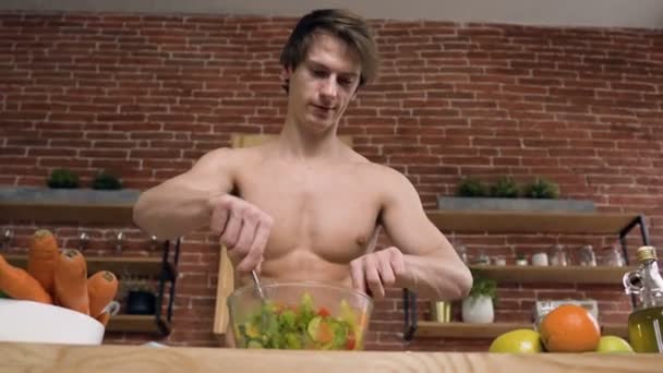 Vista inferior del deportista durante el almuerzo en la cocina . — Vídeos de Stock