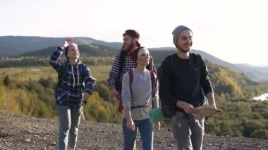 Dağlardaki yürüyüş, söz ve genç erkek ve kadın turist tatile günbatımında gülümseyen mutlu beyaz insanlar grubudur. Yolcuları kavramı