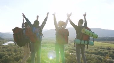 Grup genç etkin başarılı insanlar yetiştirme eller üzerinde dağın tepesinde. Yürüyüşçüler kollarını kaldırdı dağın tepesinde. Doğa tatil zevk kadar silah kaldırma yürüyüşçü macera seyahat.