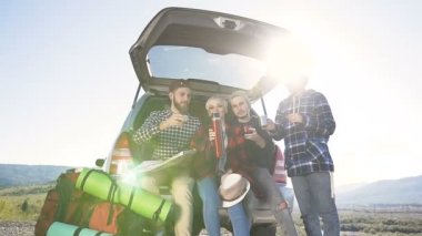 Arabada uzun yolculuktan sonra geri kalan sahip mutlu dört arkadaş.