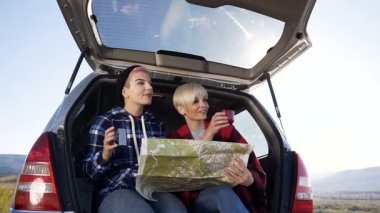 Güzel hippi kız dağ arabada oturmuş çay ile.