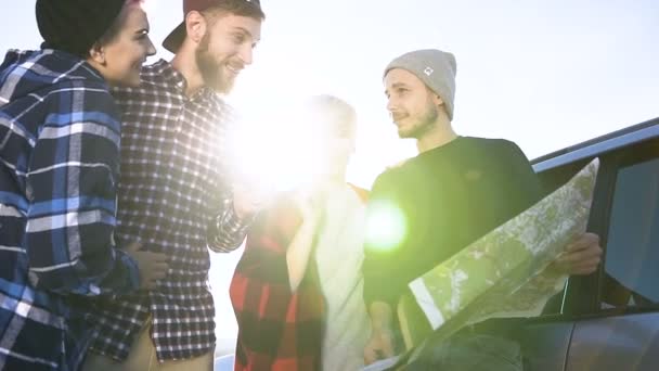 Portrait prise de vue de quatre amis en utilisant la carte pour choisir le bon chemin en montagne . — Video