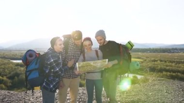 Dolly atış sırasında dört mutlu arkadaş dağlarda yürüyüş.