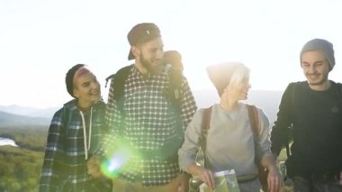 Dört beyaz arkadaş dağlarda hiking.