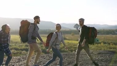 İki genç çift dağlarda hiking.