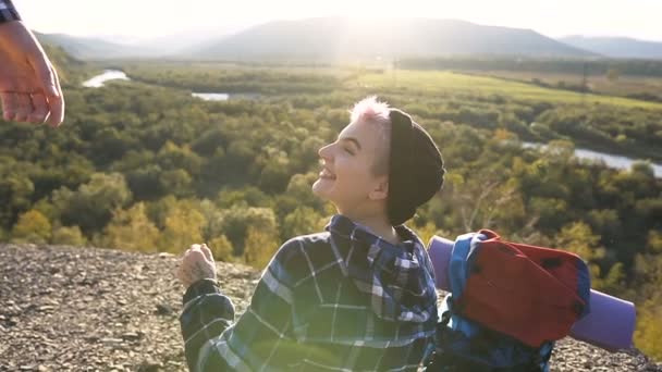 Jeune voyageuse assise sur le sol pendant un voyage en montagne . — Video