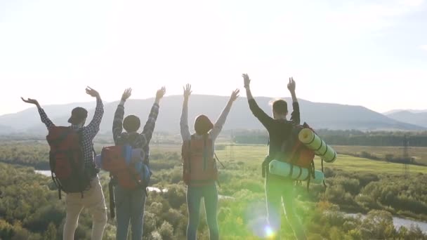 Due coppie di giovani viaggiatori che salutano la cima di una montagna . — Video Stock