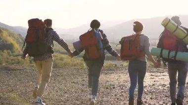 Elele ve dağa çalışan dört hipster arkadaş.