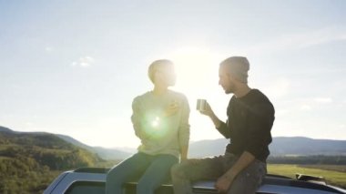 Güzel çift dağ ile çay rahatlatıcı in dolly atış.