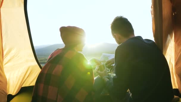 Giovane uomo e donna che esplorano la mappa in montagna . — Video Stock