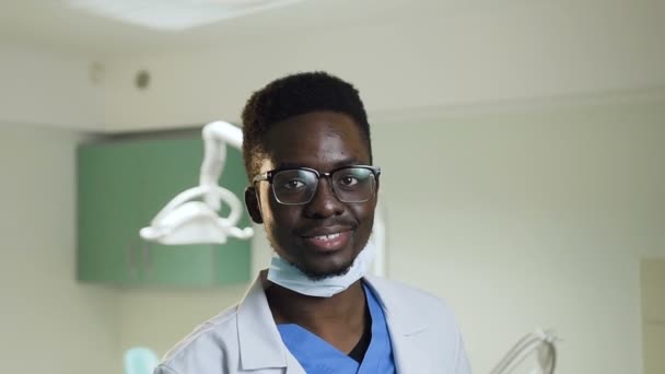 Portret strzał młodego dentysty Afryki z instrumentów medycznych w gabinecie stomatologicznym. — Wideo stockowe