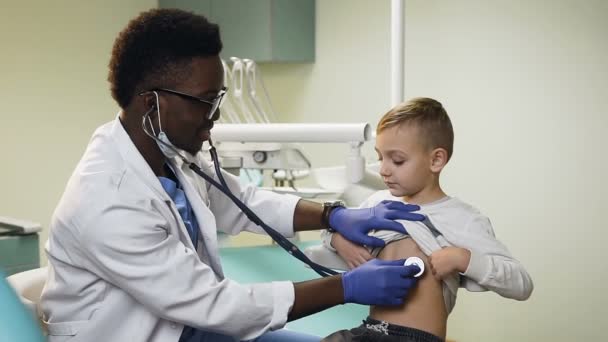 Niño pequeño en el consultorio de pediatría . — Vídeo de stock