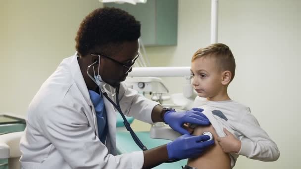 Mały chłopiec w urzędzie pediatra. — Wideo stockowe