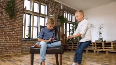 Güzel gülümseyen çocuklar ya da öğrenciler kullanır tablet bilgisayar bilgisayar programlama yeni programı öğrenmek için. Eğitim, bilim, teknoloji, çocuk ve insan kavramı