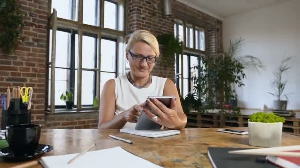 Mujer de negocios caucásica está trabajando con tableta digital, lluvia de ideas ideas creativas planificación de nuevas ideas en la sala de oficina — Vídeos de Stock