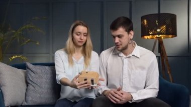 Genç çift mimar ofis binasının modeli seçme.