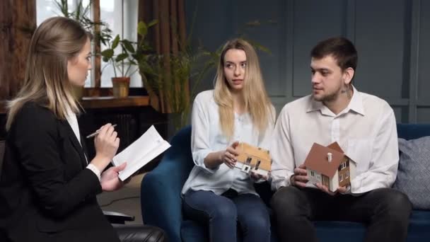 Jonge gelukkige familie in het Bureau van architect. — Stockvideo