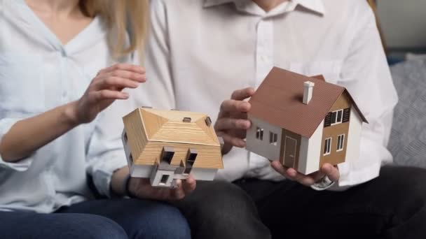 Gros plan shof de modèle 3D de deux maison dans les mains de l'homme et de la femme . — Video