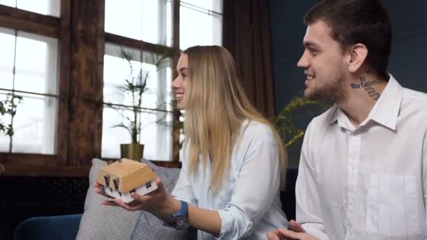 Gelukkige Kaukasische paar hebben ontmoeting met architect. — Stockvideo