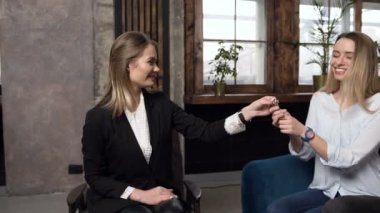 Emlakçı anahtar yeni ev, düz istemcilere vermek..