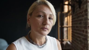 Ciddi olgun iş kadını ya da güvenle tarafına bakarak profesyonel lider portresi