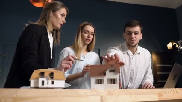 Портрет трьох молодих архітекторів під час робочого дня в офісі . — стокове відео