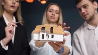 Takım genç mimar evin 3d model tartışıyor.