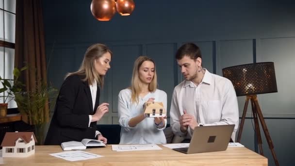 Équipe de trois architectes travaillant dans le bureau . — Video