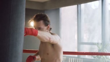 Kum torbası eğitim sırasında isabet spor adamı.