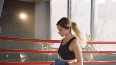 Spor salonunda eğitim çekici kadın boksör.