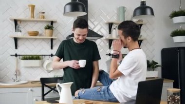 Komik erkek gay çift evde mutfakta dururken kendi sabah kahve içiyor. İnsanlar, eşcinsellik, Eşcinsel aile, Eşcinsel ilişkiler kavramı