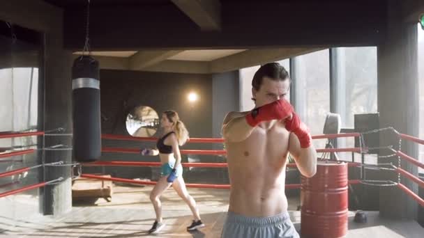 Kaukasiska man och kvinna som träning i gymmet. — Stockvideo