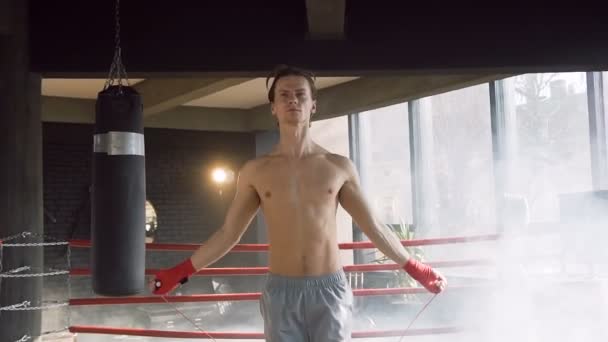 Alkalmas férfi boxer edzőteremben ugró kötél jumping. — Stock videók