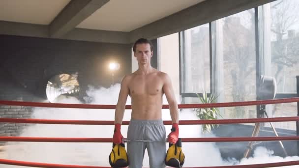 Jeune boxeur masculin attrayant dans la salle de gym . — Video