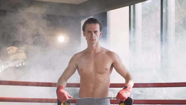 Retrato del hombre guapo en el club de boxeo . — Vídeos de Stock