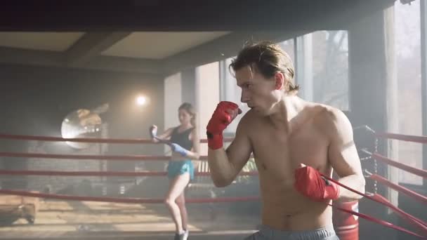 Selbstbewusster junger Mann trainiert im Boxclub. — Stockvideo